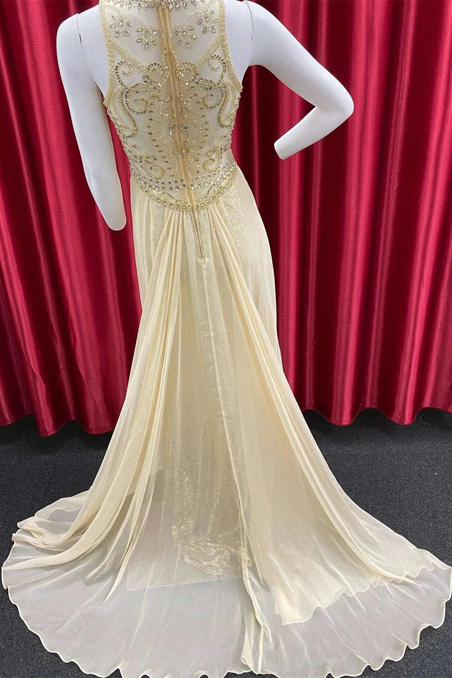 Vestido de fiesta con lentejuelas y cuentas con cola incorporada